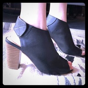 Chunky heel peep toes